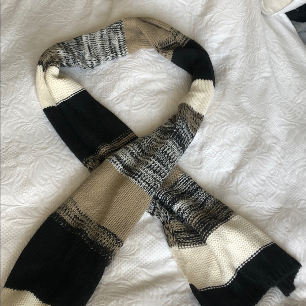 Neutral cotton scarf